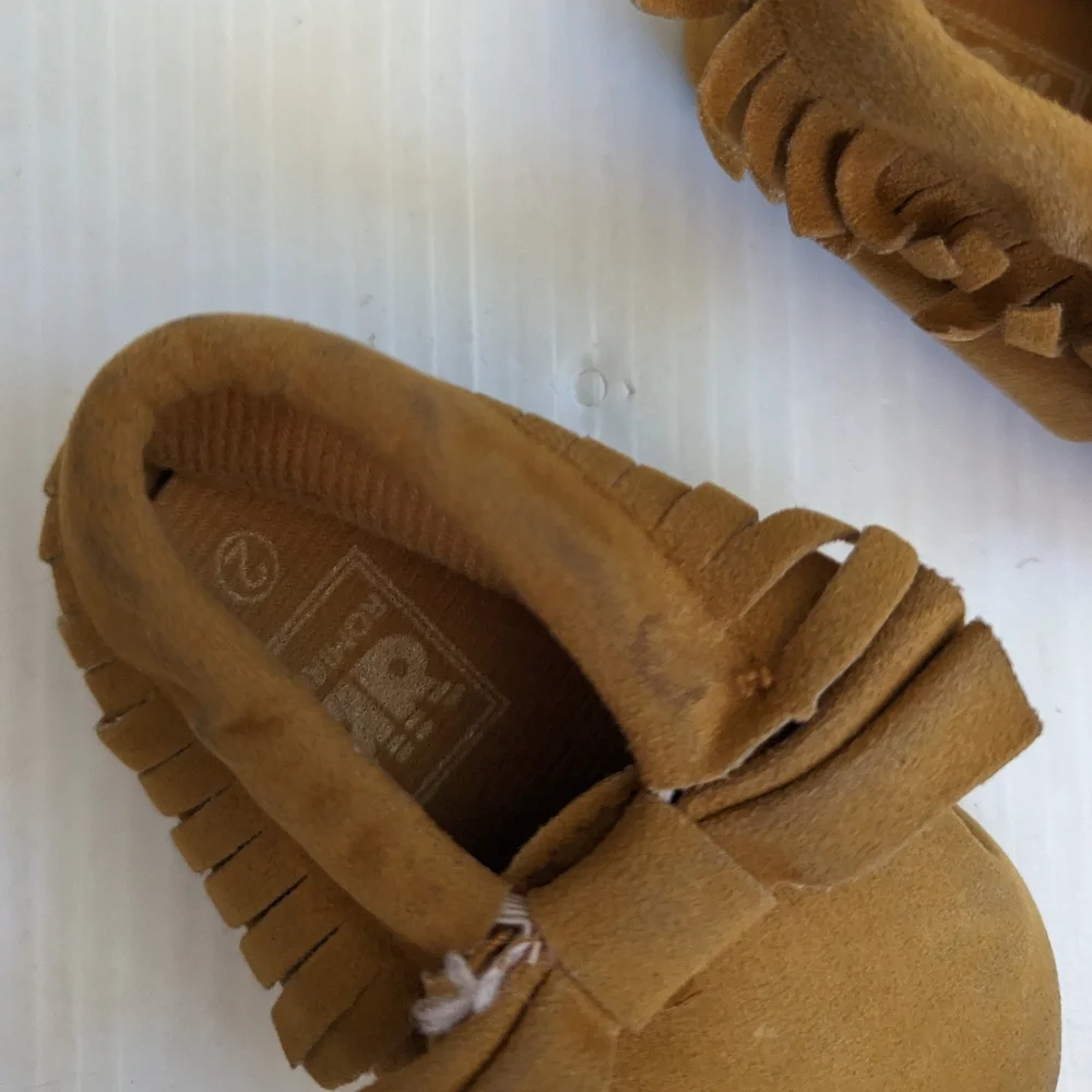 ROMIRUS baby girl tan faux suede fringe bow moccasins